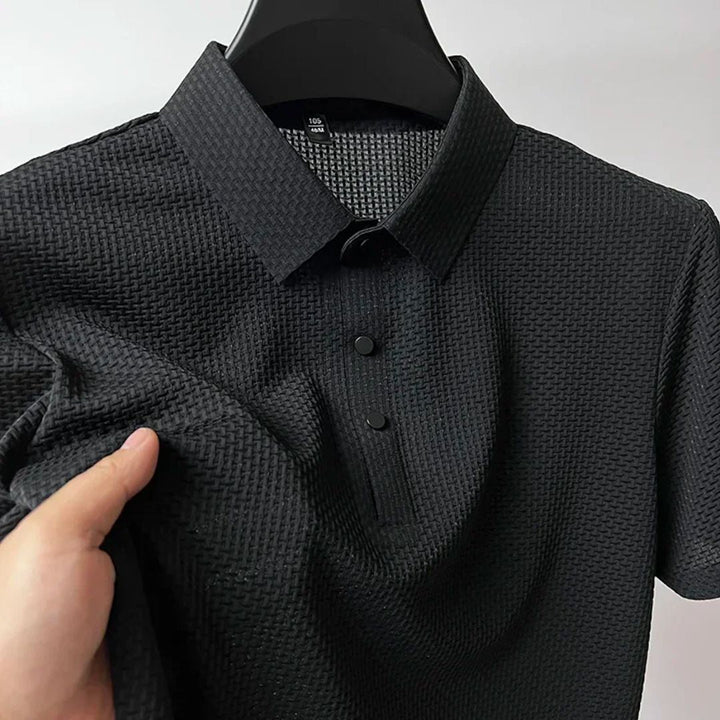 "Herr kortärmad andningsbar polo T-shirt i grått, framifrån med klassisk krage och tre-knapps placket."