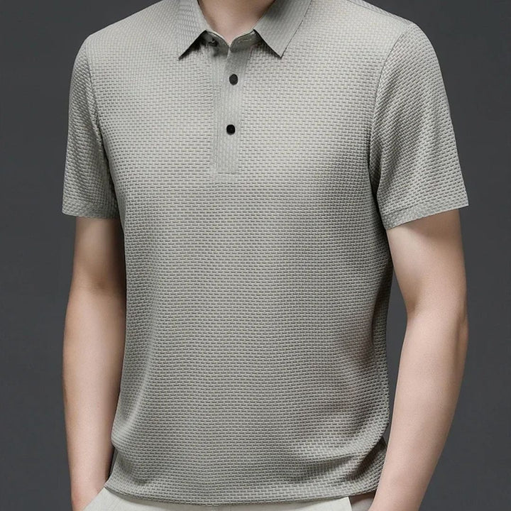 "Herr kortärmad andningsbar polo T-shirt i grått, framifrån med klassisk krage och tre-knapps placket."