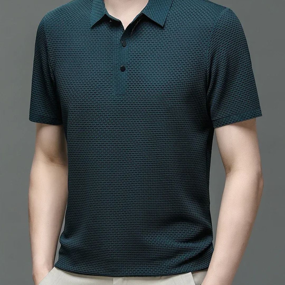 "Herr kortärmad andningsbar polo T-shirt i grått, framifrån med klassisk krage och tre-knapps placket."