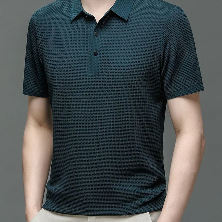 "Herr kortärmad andningsbar polo T-shirt i grått, framifrån med klassisk krage och tre-knapps placket."