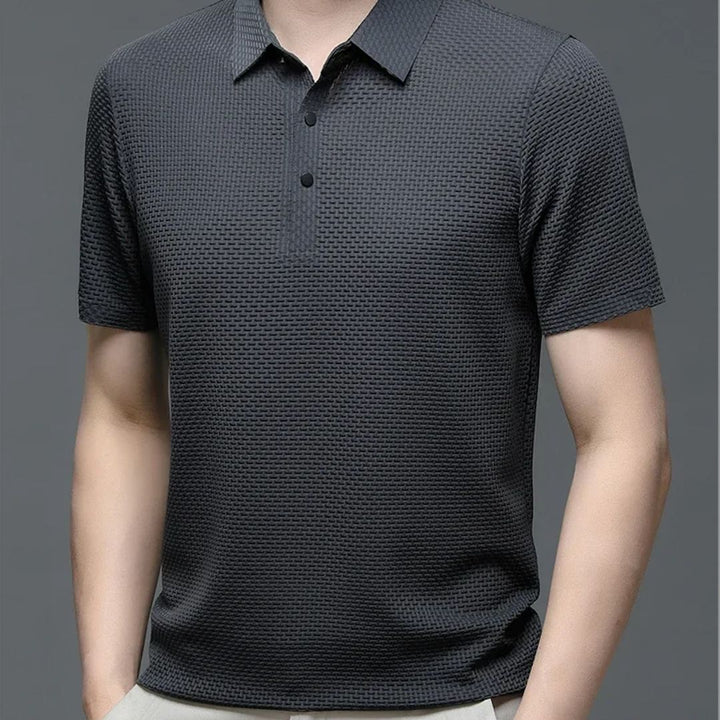 "Herr kortärmad andningsbar polo T-shirt i grått, framifrån med klassisk krage och tre-knapps placket."