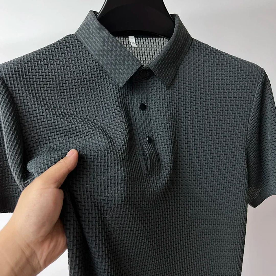"Herr kortärmad andningsbar polo T-shirt i grått, framifrån med klassisk krage och tre-knapps placket."