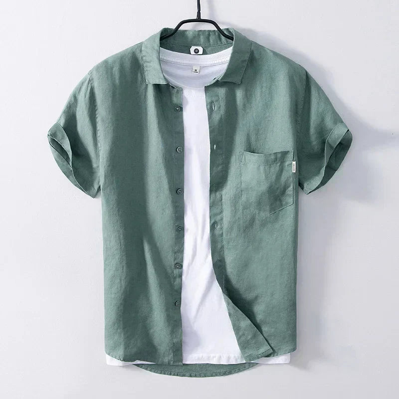 Herr kortärmad linne skjorta, sommalegans, stilren design, ljusblå färg, sval och bekväm, perfekt för varma dagar.