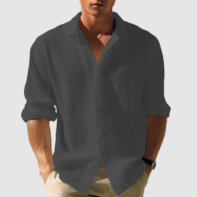 Herr långärmad button-down skjorta i enkel design, bekväm passform, tidlös stil. Perfekt för både vardag och arbete.
