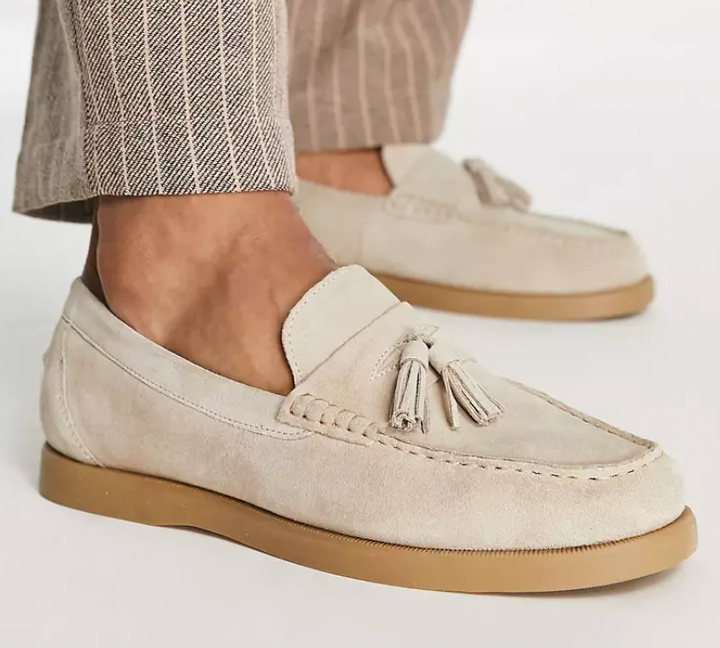 "Herr loafers i elegant beige PU-läder, stilfull design med flexibel sula, perfekt för formella och avslappnade tillfällen."