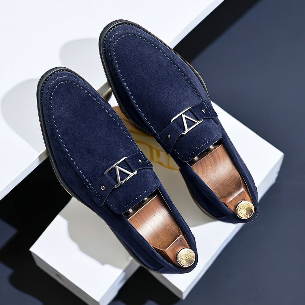"Herr loafers i fuskmocka med dekorativt spänne, tidlös design, lyxig stil och komfort för alla tillfällen."