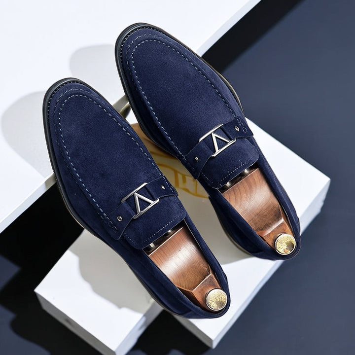 "Herr loafers i fuskmocka med dekorativt spänne, tidlös design, lyxig stil och komfort för alla tillfällen."