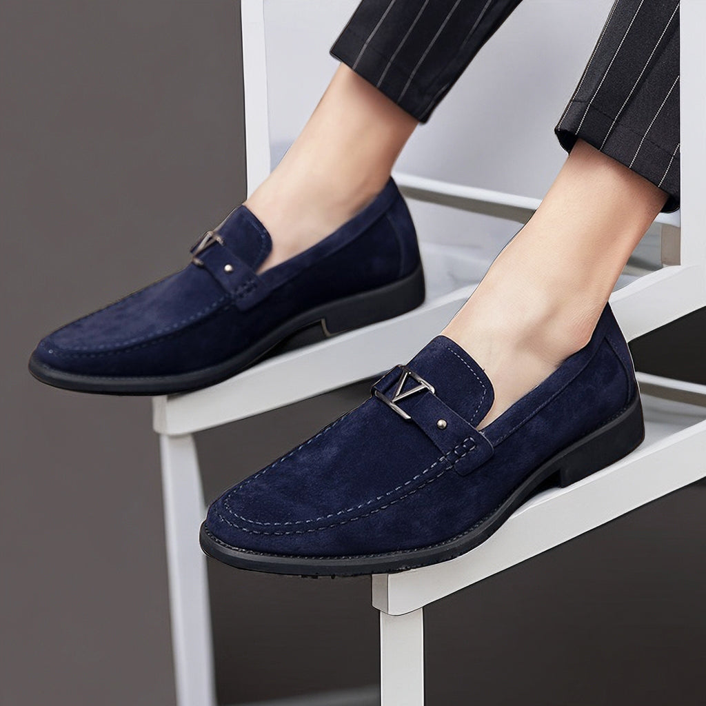 "Herr loafers i fuskmocka med dekorativt spänne, tidlös design, lyxig stil och komfort för alla tillfällen."