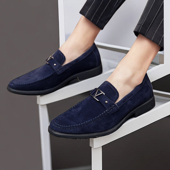 "Herr loafers i fuskmocka med dekorativt spänne, tidlös design, lyxig stil och komfort för alla tillfällen."