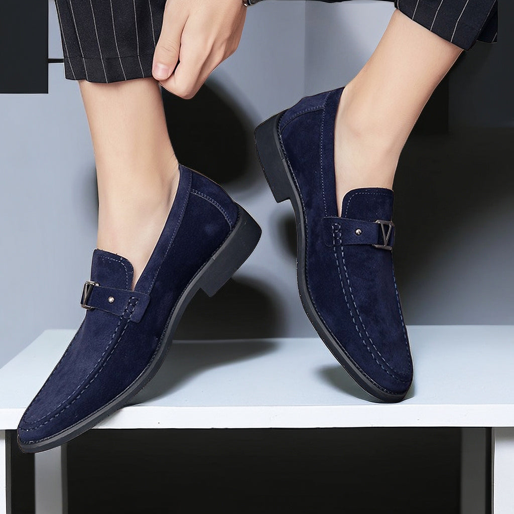 "Herr loafers i fuskmocka med dekorativt spänne, tidlös design, lyxig stil och komfort för alla tillfällen."