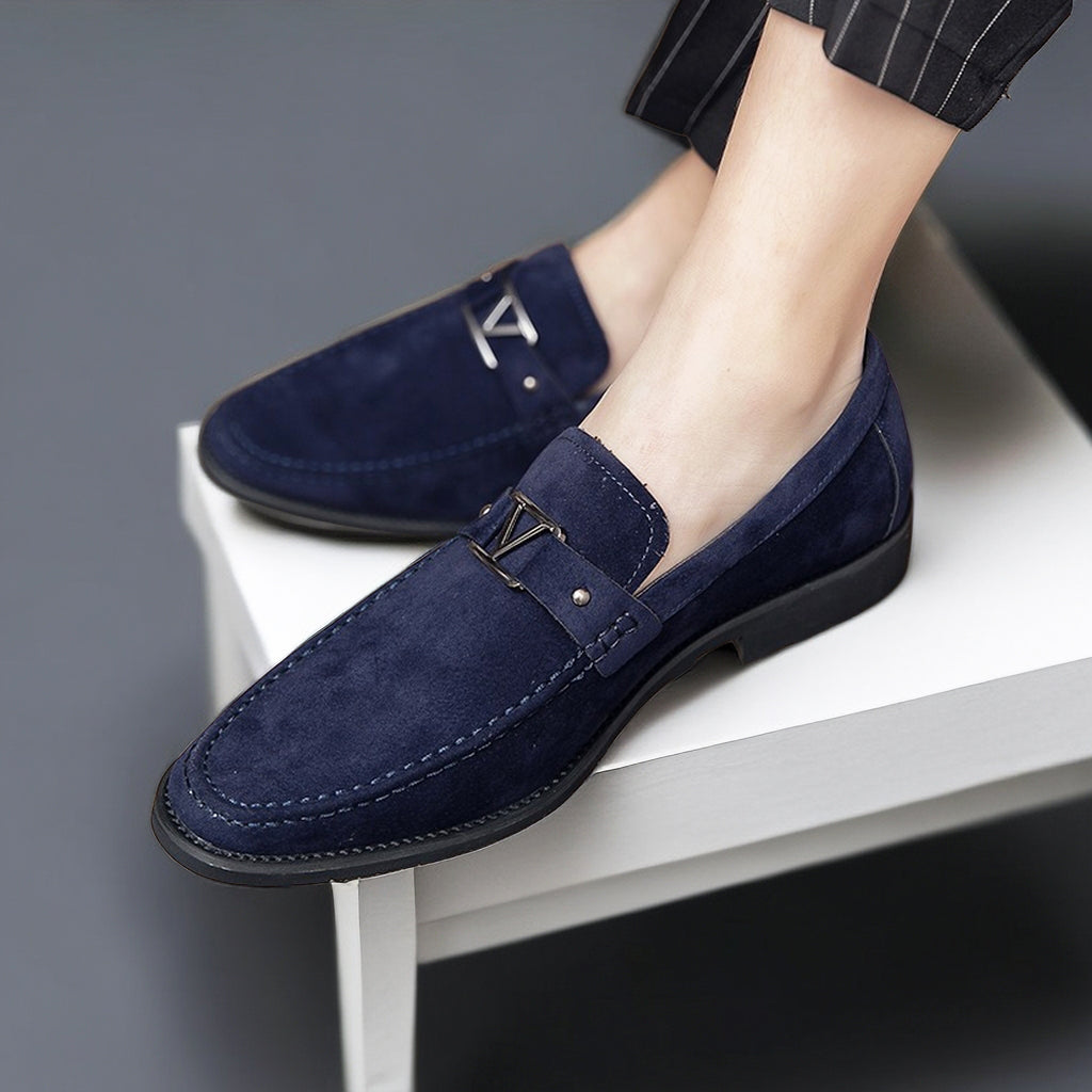 "Herr loafers i fuskmocka med dekorativt spänne, tidlös design, lyxig stil och komfort för alla tillfällen."