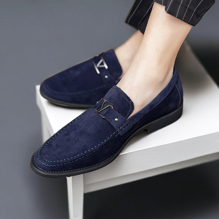 "Herr loafers i fuskmocka med dekorativt spänne, tidlös design, lyxig stil och komfort för alla tillfällen."