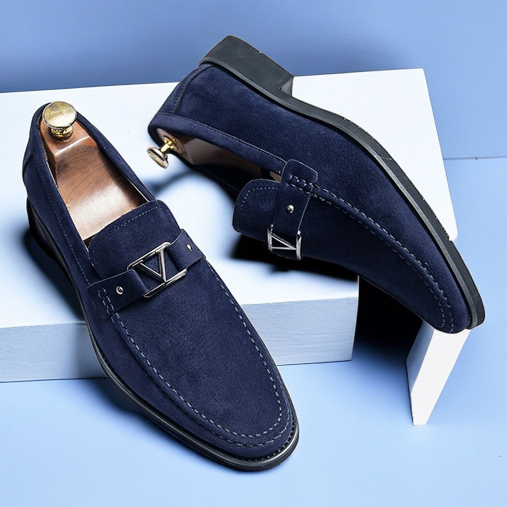 Herr loafers i läderstil, elegant och bekväm, tidlös design med sofistikerad siluett för formella och avslappnade tillfällen.