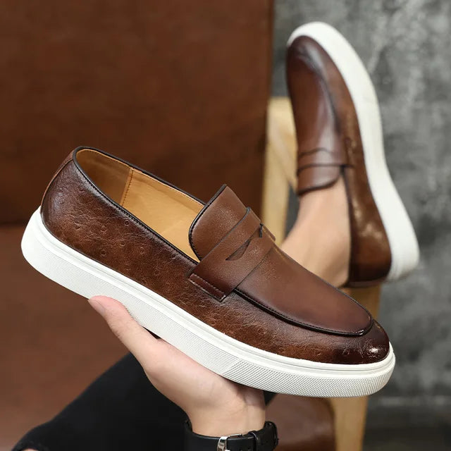 Herr loafers i ormläder med munkbindning, eleganta och lyxiga med retro brittisk stil, perfekta för alla tillfällen.