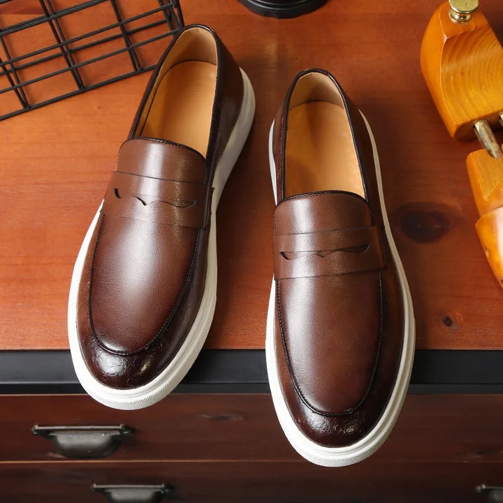 Herr loafers i ormläder med munkbindning, eleganta och lyxiga med retro brittisk stil, perfekta för alla tillfällen.