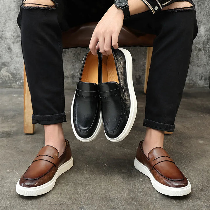Herr loafers i ormläder med munkbindning, eleganta och lyxiga med retro brittisk stil, perfekta för alla tillfällen.