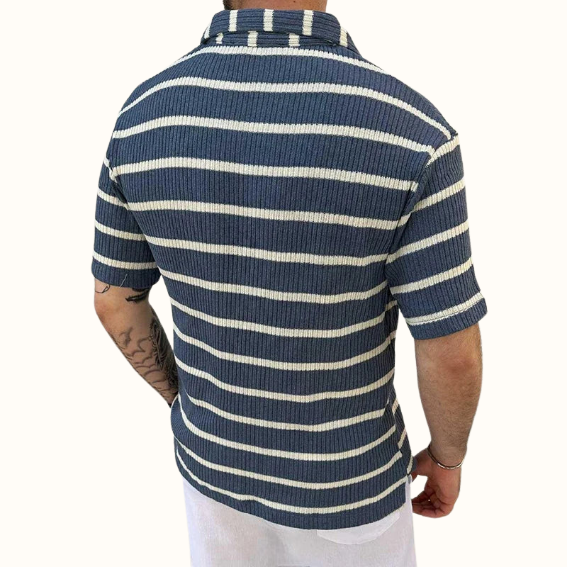 "Herr polo skjorta med Johnny-krage och luftiga ränder, i mjuk bomull med skräddarsydd passform, för elegant vardagsstil."