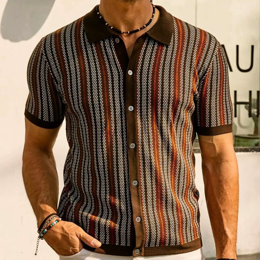 "Herr polo tröja med chevron knappdesign och andningsbart material, idealisk för både vardag och formella tillfällen."