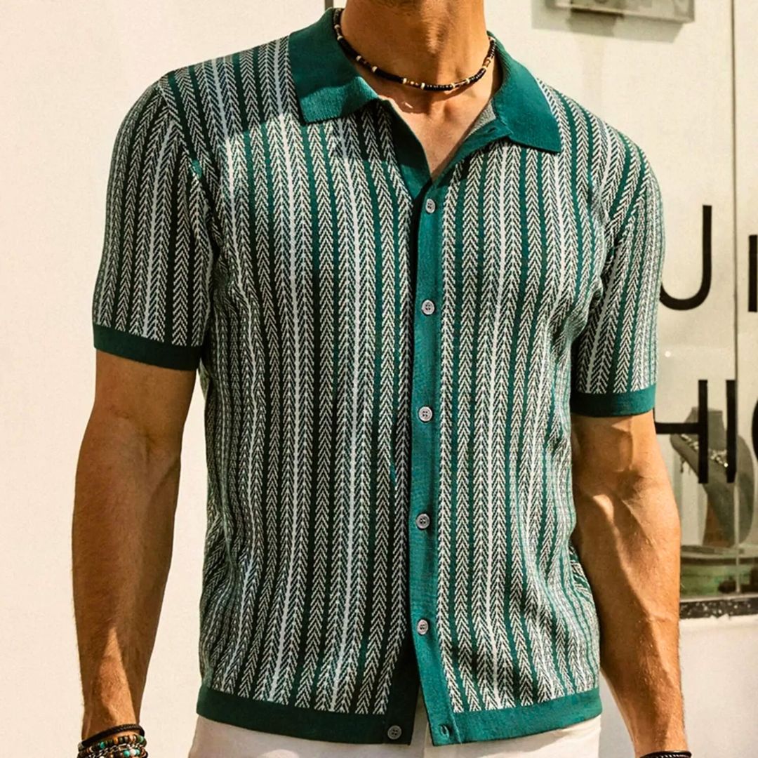 "Herr polo tröja med chevron knappdesign och andningsbart material, idealisk för både vardag och formella tillfällen."