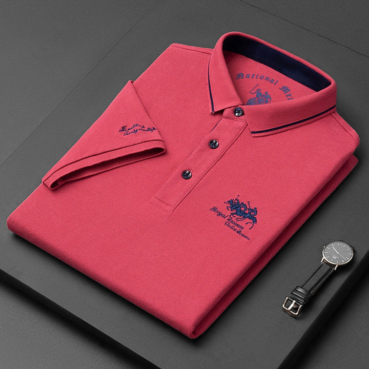 "Herr poloshirt med klassisk krage, stilren design i blå nyans. Perfekt för vardag och semi-formella tillfällen."