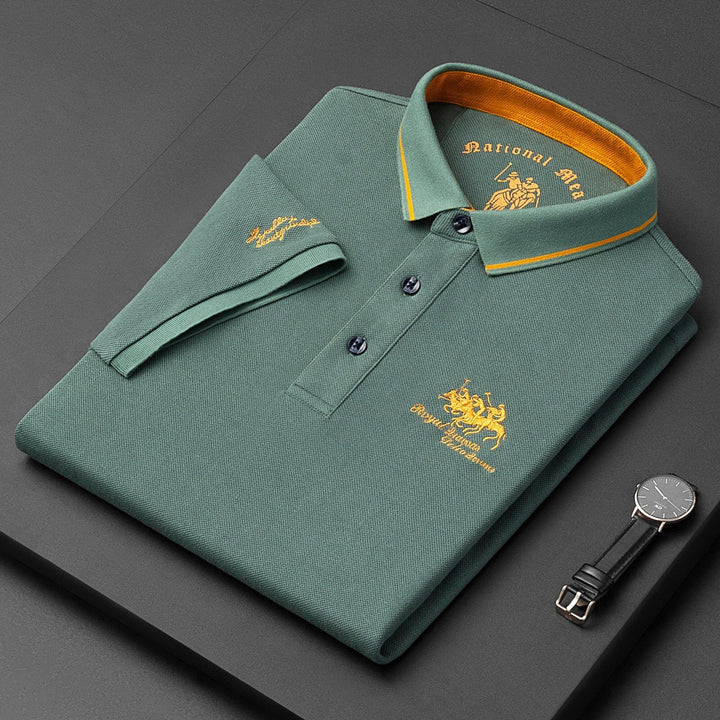 "Herr poloshirt med klassisk krage, stilren design i blå nyans. Perfekt för vardag och semi-formella tillfällen."