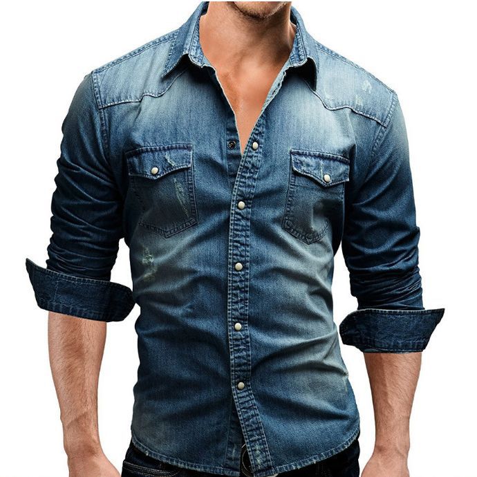 "Herr retro denim skjorta med button-down design i ljusblå. Elegant och mångsidig för casual och formella tillfällen."