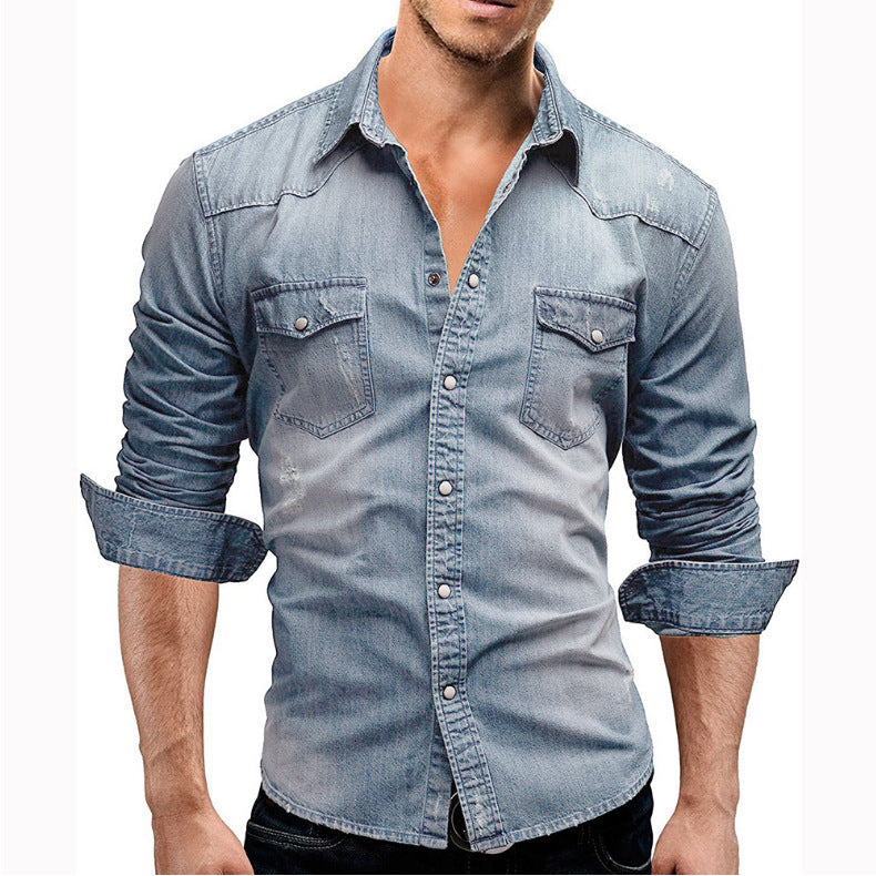 "Herr retro denim skjorta med button-down design i ljusblå. Elegant och mångsidig för casual och formella tillfällen."