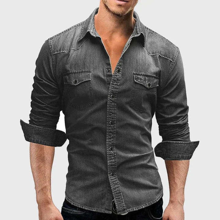 "Herr retro denim skjorta med button-down design i ljusblå. Elegant och mångsidig för casual och formella tillfällen."