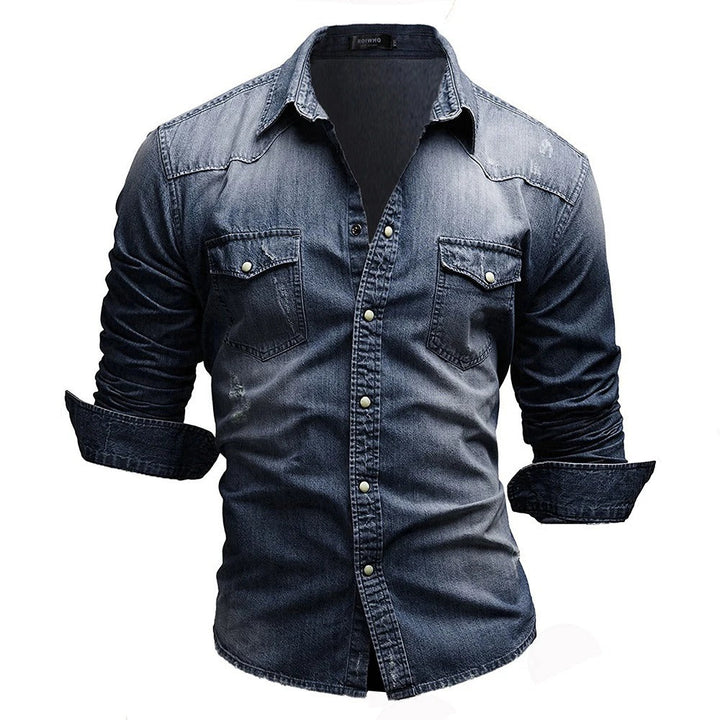 "Herr retro denim skjorta med button-down design i ljusblå. Elegant och mångsidig för casual och formella tillfällen."
