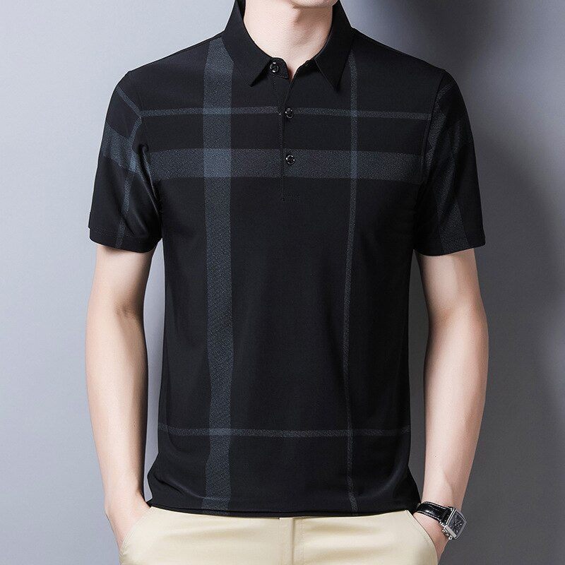 Herr Slim-Fit Rutig Pikétröja i svart, med kortärmad design och stilrent mönster.