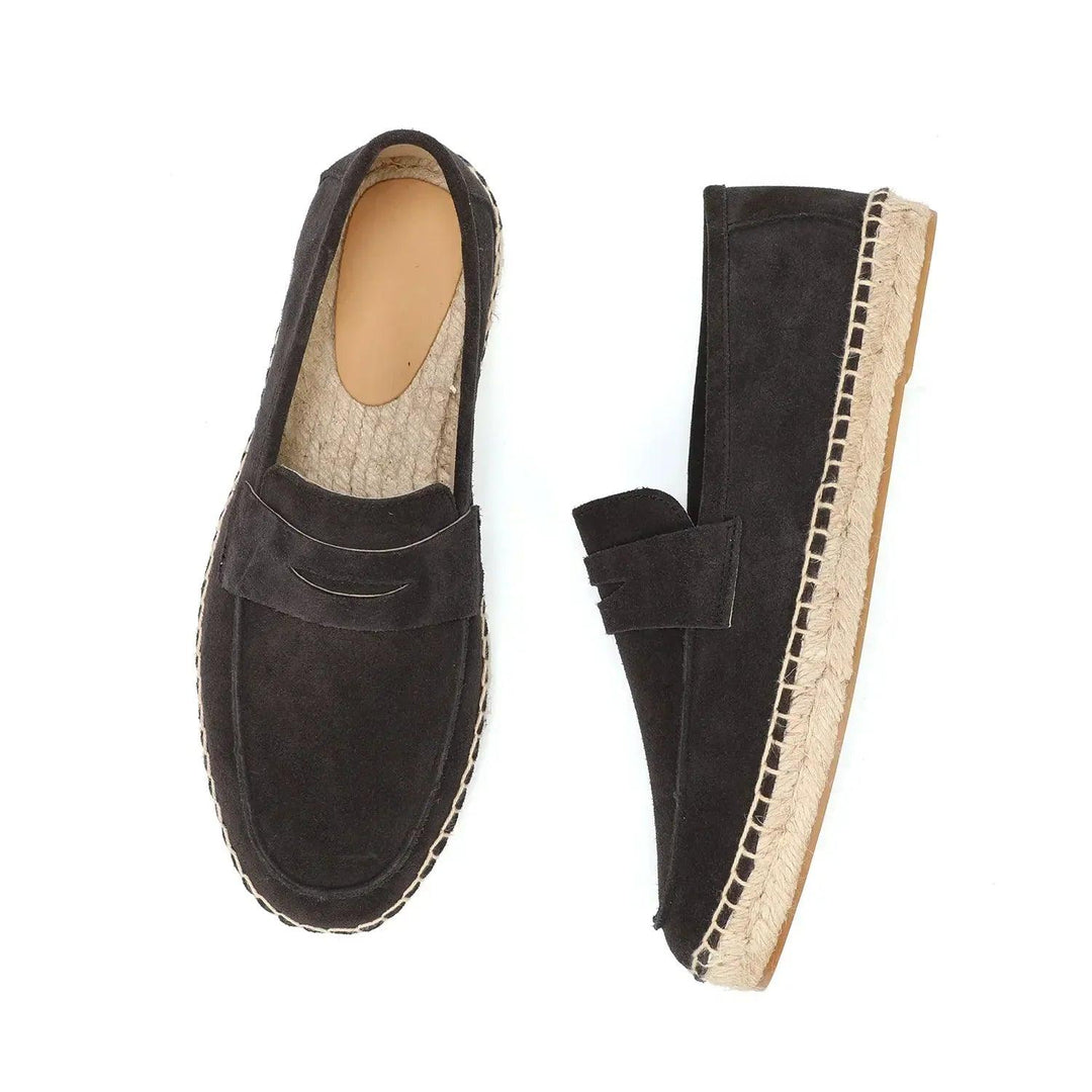 "Herr slip-on loafers med espadrille stil, mjuk mocka ovandel, gummisula, neutrala färger som beige och brun."