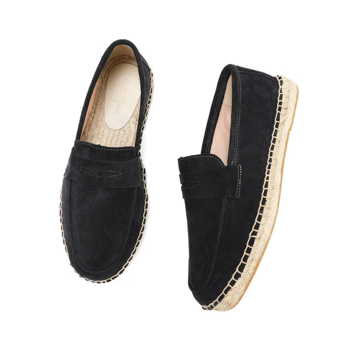 "Herr slip-on loafers med espadrille stil, mjuk mocka ovandel, gummisula, neutrala färger som beige och brun."