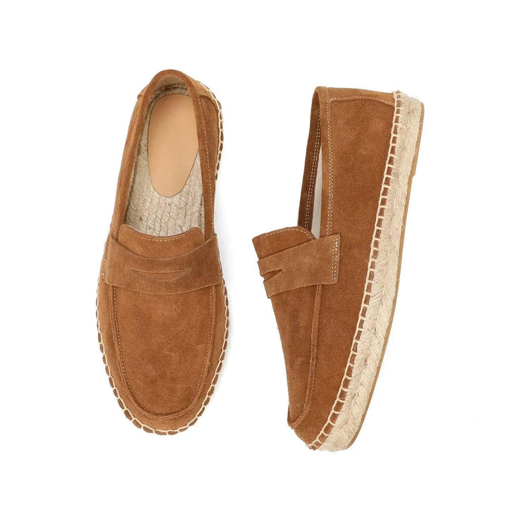 "Herr slip-on loafers med espadrille stil, mjuk mocka ovandel, gummisula, neutrala färger som beige och brun."