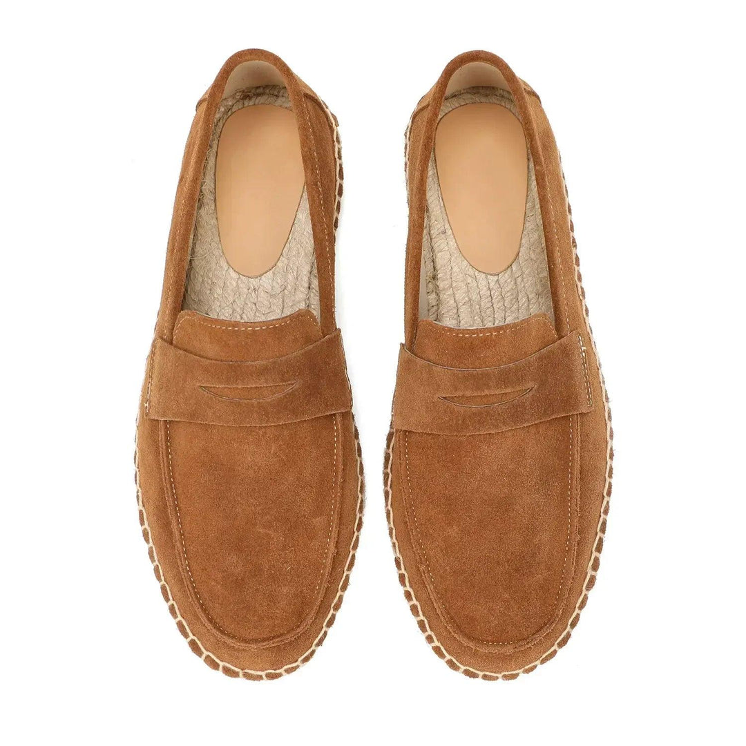 "Herr slip-on loafers med espadrille stil, mjuk mocka ovandel, gummisula, neutrala färger som beige och brun."