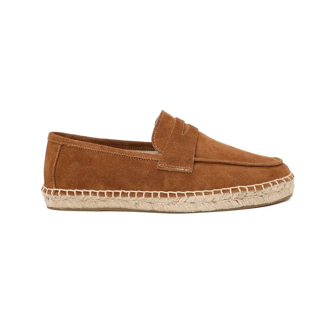 "Herr slip-on loafers med espadrille stil, mjuk mocka ovandel, gummisula, neutrala färger som beige och brun."