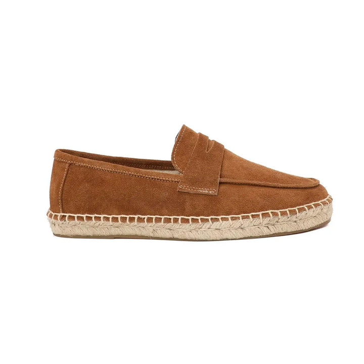 "Herr slip-on loafers med espadrille stil, mjuk mocka ovandel, gummisula, neutrala färger som beige och brun."