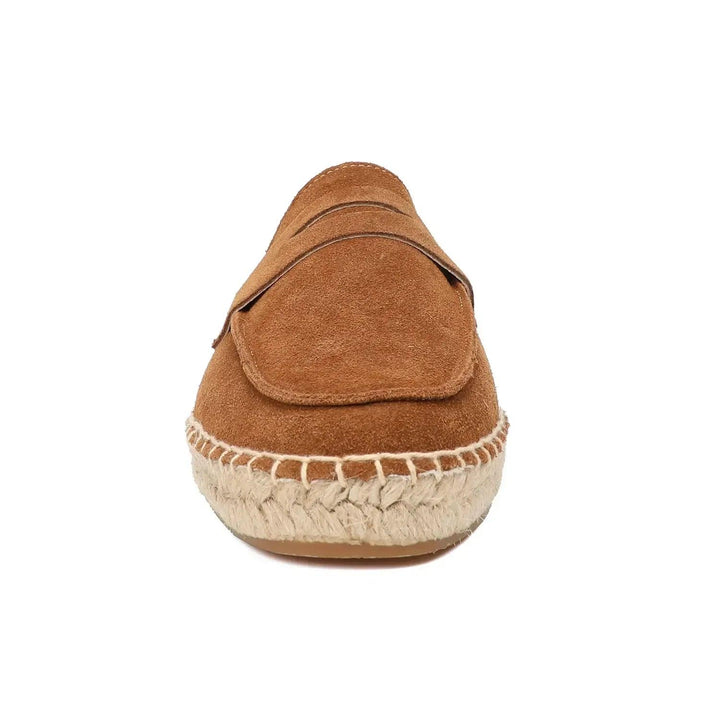 "Herr slip-on loafers med espadrille stil, mjuk mocka ovandel, gummisula, neutrala färger som beige och brun."
