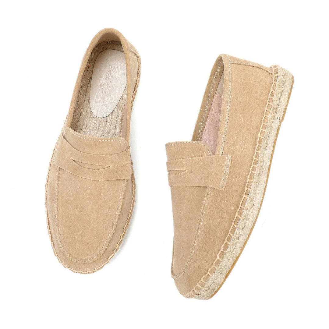 "Herr slip-on loafers med espadrille stil, mjuk mocka ovandel, gummisula, neutrala färger som beige och brun."