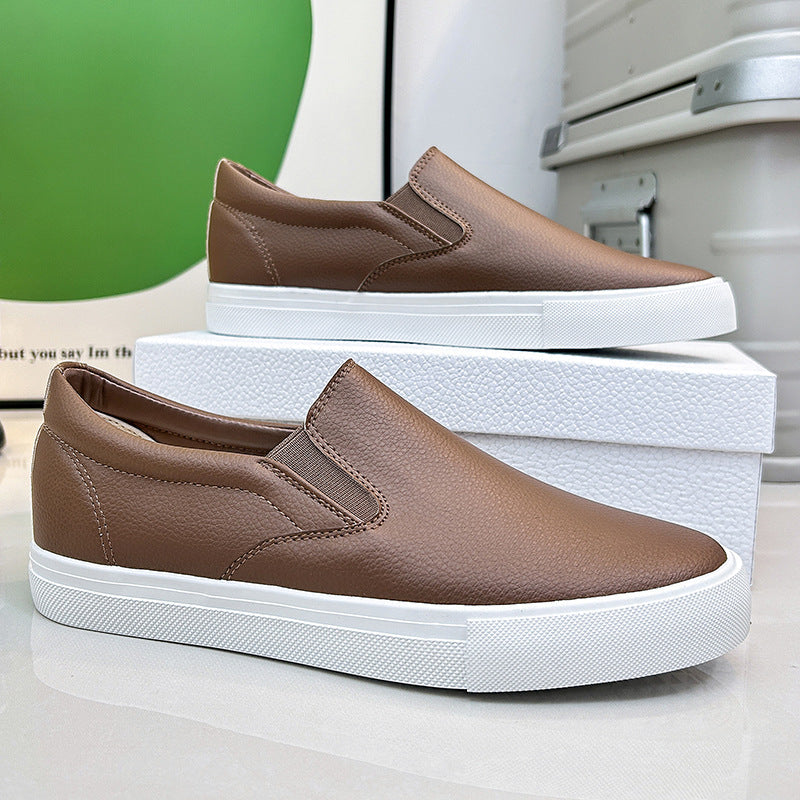 "Herr slippers i textil med elegant slip-on design, perfekt för komfort och stil. Idealisk för moderna män."