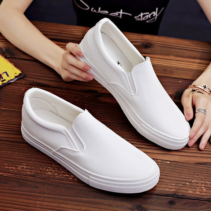 "Herr slippers i textil med elegant slip-on design, perfekt för komfort och stil. Idealisk för moderna män."