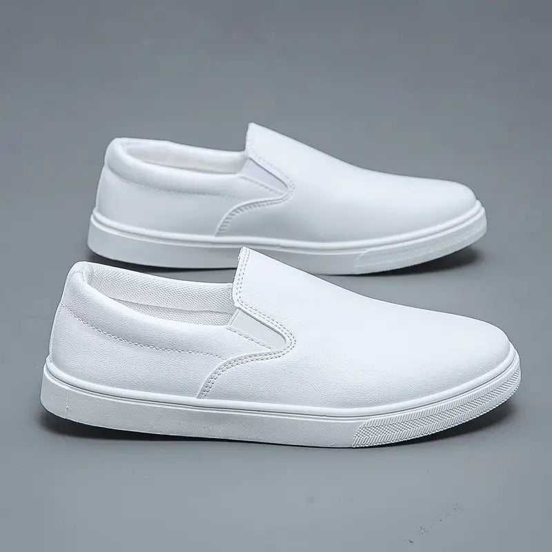 "Herr slippers i textil med elegant slip-on design, perfekt för komfort och stil. Idealisk för moderna män."