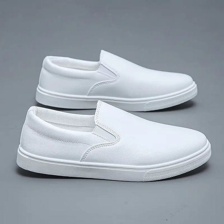"Herr slippers i textil med elegant slip-on design, perfekt för komfort och stil. Idealisk för moderna män."