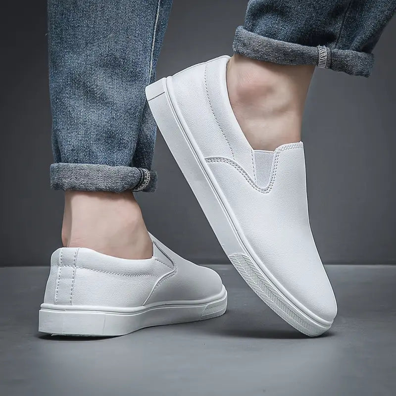 "Herr slippers i textil med elegant slip-on design, perfekt för komfort och stil. Idealisk för moderna män."