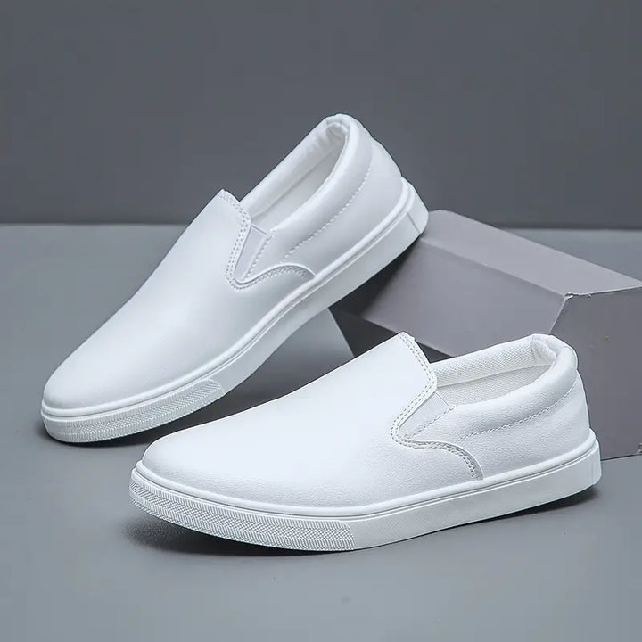 "Herr slippers i textil med elegant slip-on design, perfekt för komfort och stil. Idealisk för moderna män."