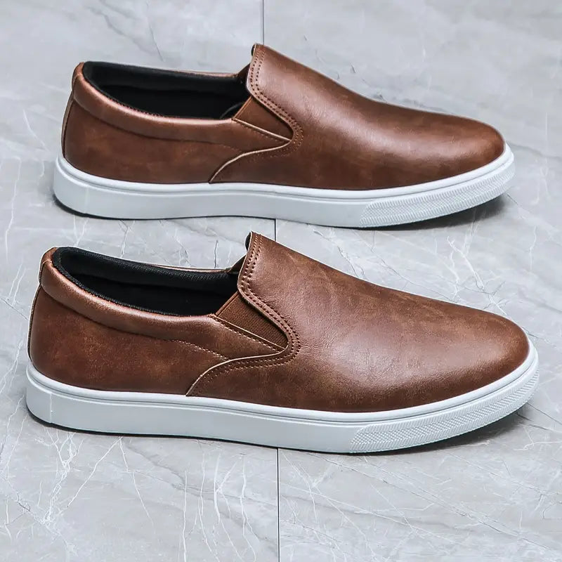 "Herr slippers i textil med elegant slip-on design, perfekt för komfort och stil. Idealisk för moderna män."