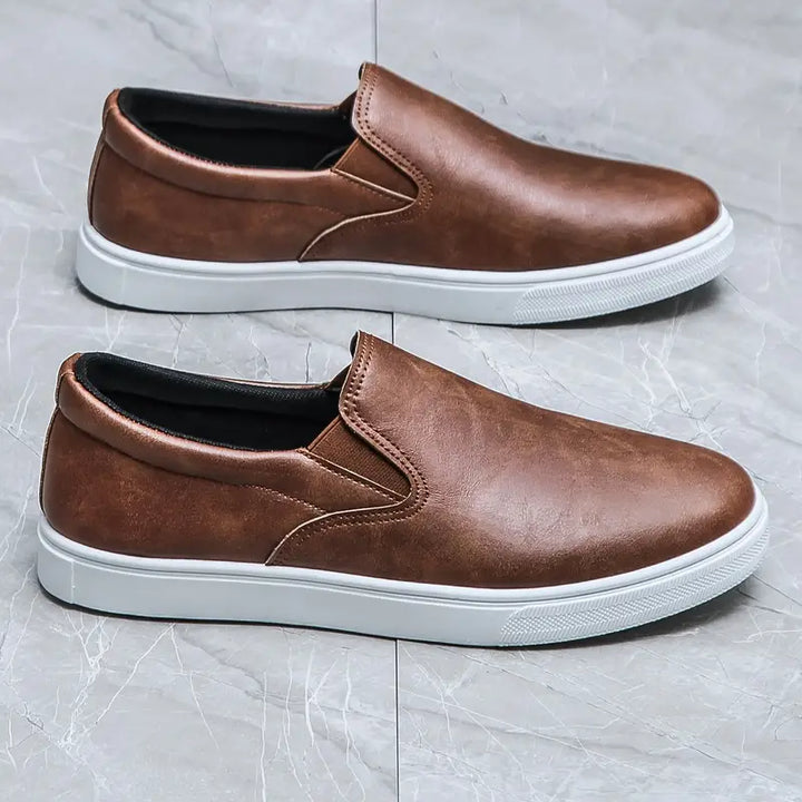 "Herr slippers i textil med elegant slip-on design, perfekt för komfort och stil. Idealisk för moderna män."