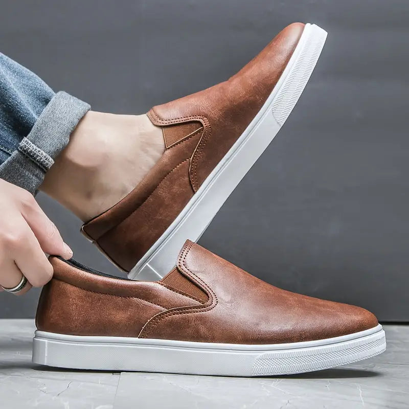 "Herr slippers i textil med elegant slip-on design, perfekt för komfort och stil. Idealisk för moderna män."