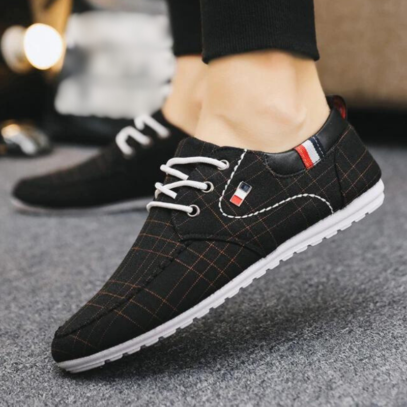 Herr sneakers i andningsbar canvas med halkskydd, casual stil, robust gummisula, idealisk för alla tillfällen.