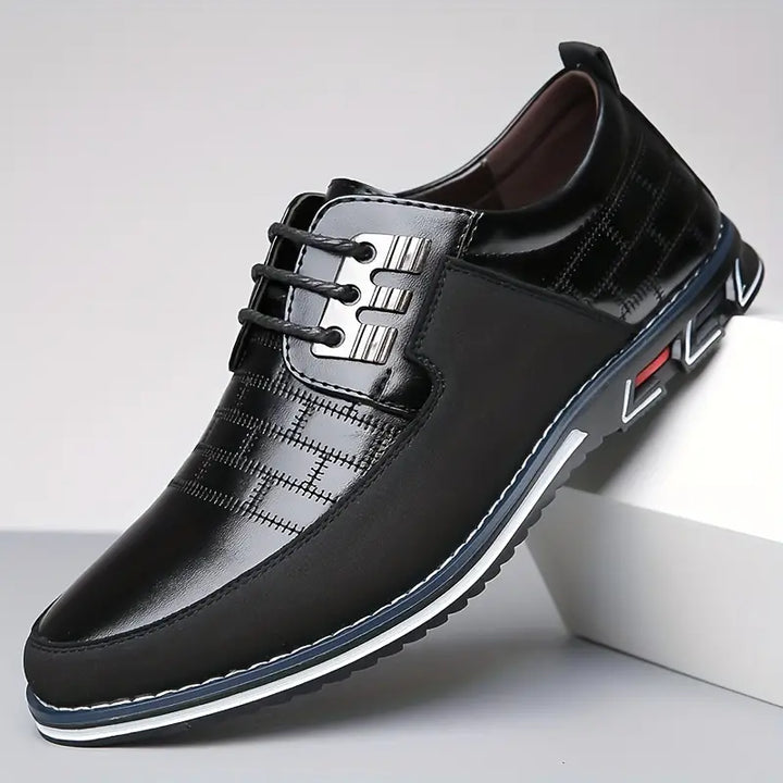 Herr sneakers med modern snörning, stilren silhuett och komfort. Perfekta för stadspromenader och olika outfits.