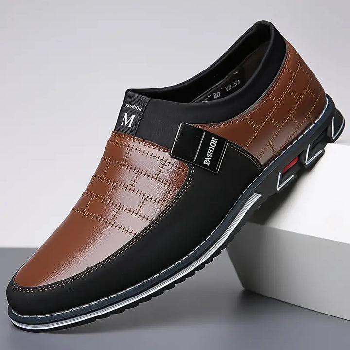 Herr sneakers med modern snörning, stilren silhuett och komfort. Perfekta för stadspromenader och olika outfits.